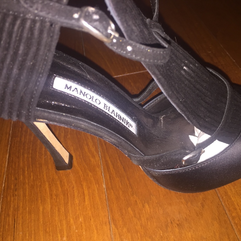 Authentic Manolo Blahnik Ruffled Pumps - Picture 6 of 10